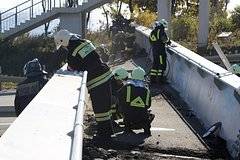В России на трассу рухнул пешеходный мост