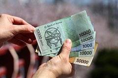 Власти одной страны решили раздать деньги населению