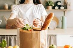 Большинство россиян предпочло доставке поход в магазины за продуктами