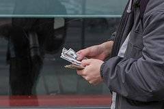 Названа причина массовой скупки валюты россиянами