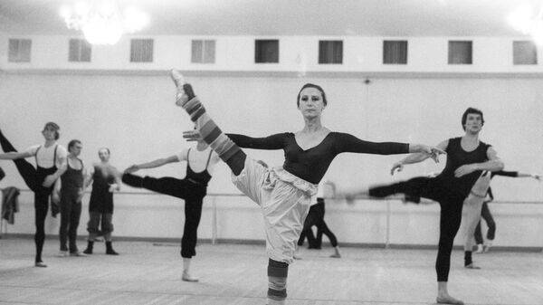 В начале был жест: 100 лет Плисецкой