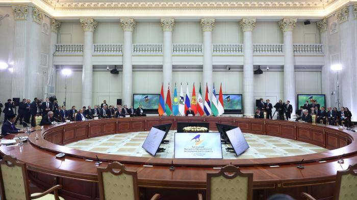 Президент РФ Владимир Путин на заседании Высшего Евразийского экономического совета в расширенном составе в Санкт-Петербурге