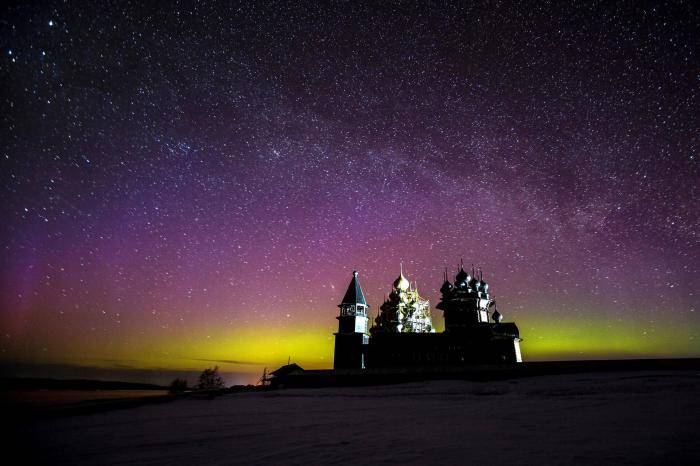 Северное полярное сияние и Архитектурный ансамбль Государственного историко-архитектурного музея Кижи, расположенного на острове Кижи, Онежское озеро