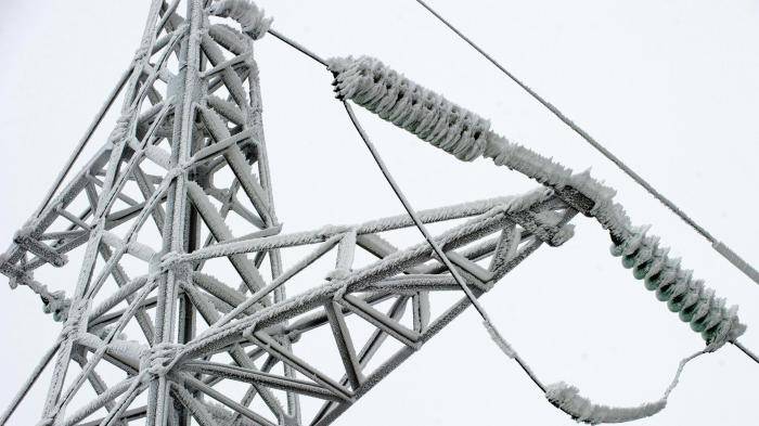 Заснеженные опоры ЛЭП