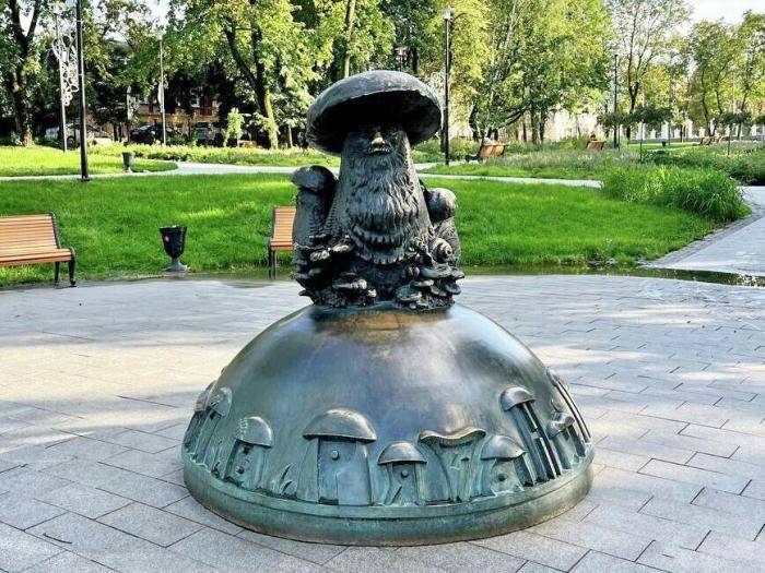 Памятник Грибы с глазами