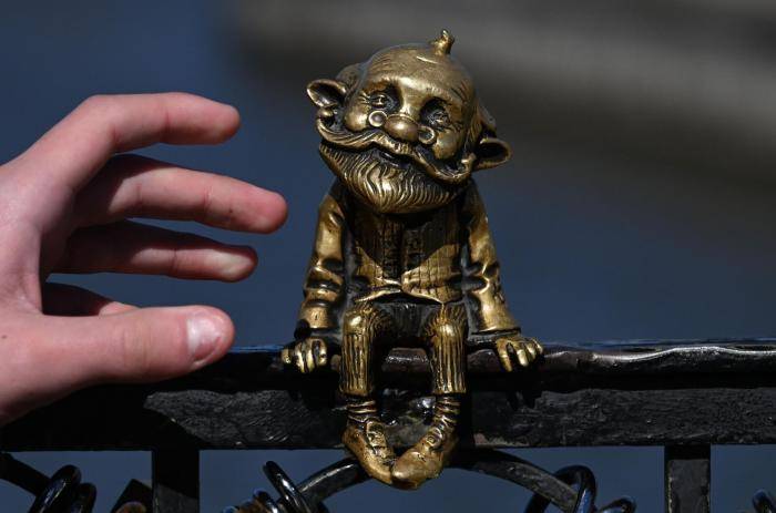 Скульптура Дедушка хомлин на медовом мосту у Кафедрального собора в Калининграде