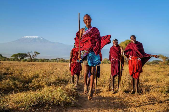 Племя Масаи исполняет народный танец, Танзания