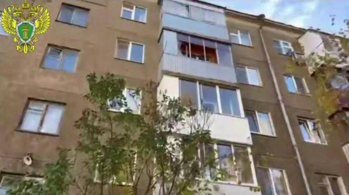 Место проишествия, где уфимец сбросил с четвертого этажа четырехлетнего ребенка. Кадр видео