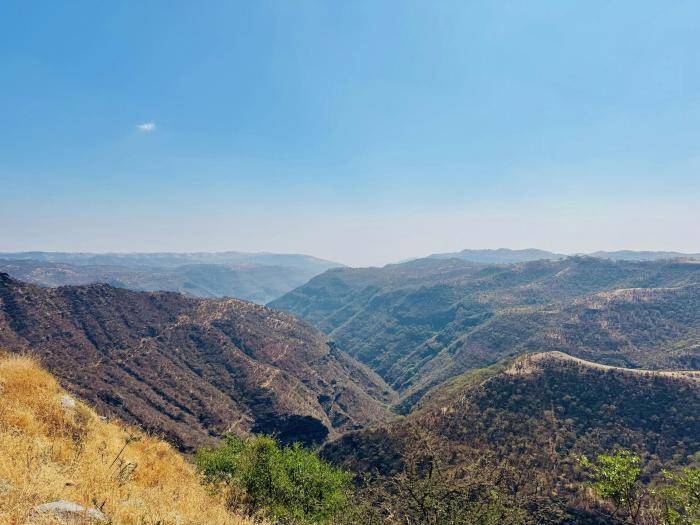 Вид по дороге из аэропорта на курорт Салала, Оман