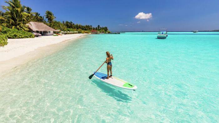 Женщина на сапе на Мальдивах 