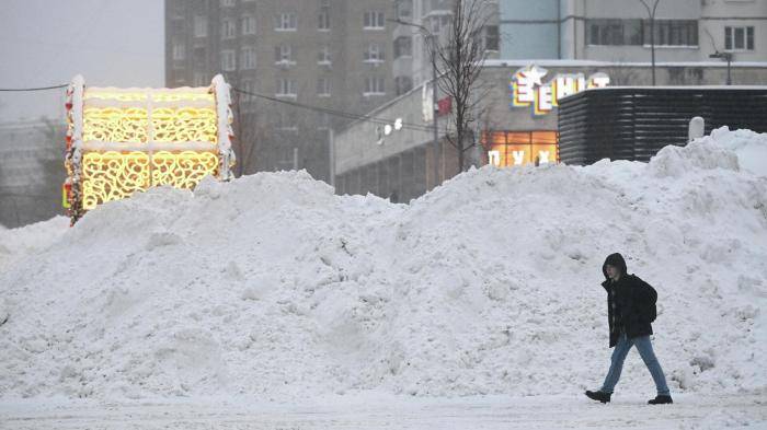 Мужчина во время снегопада в Москве
