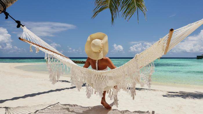Девушка отдыхает на Мальдивах