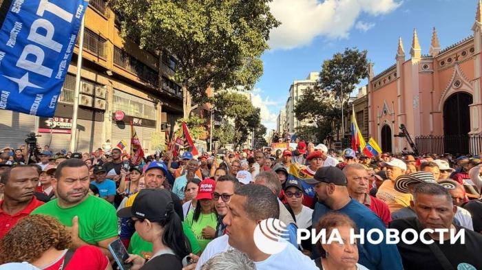 Митинг у президентского дворца в Каракасе, на котором венесуэльцы требуют вернуть в страну захваченного США президента Николаса Мадуро