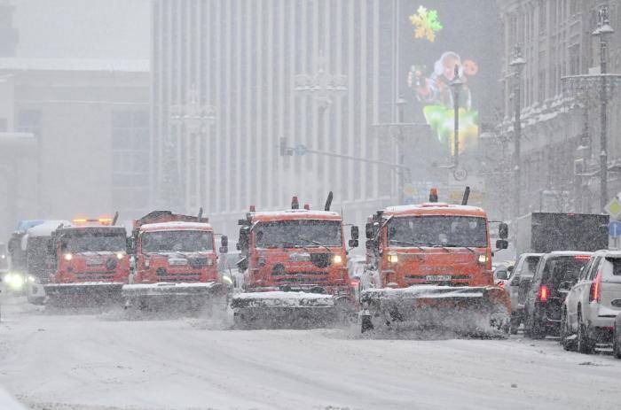 Снегоуборочная техника на Садовом кольце в Москве