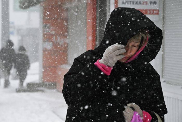 Девушка во время снегопада