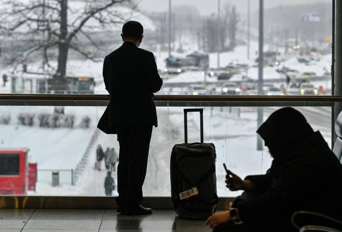 Пассажиры в терминале аэропорта Домодедово в ожидании рейса, задержанного из-за сильного снегопада