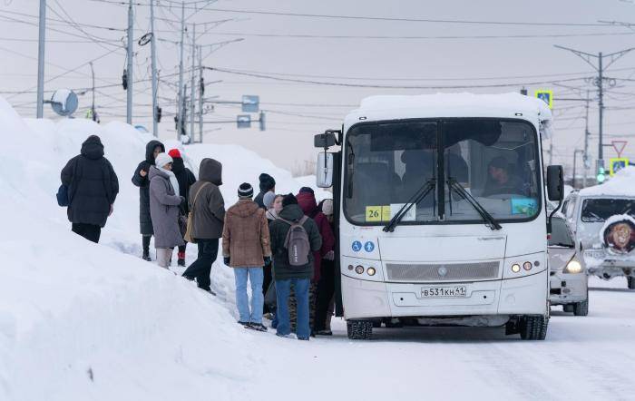 Люди на автобусной остановке в Петропавловске-Камчатском