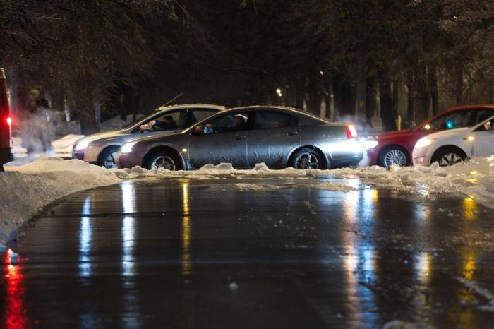 Движение транспорта по улице Косыгина после ледяного дождя 