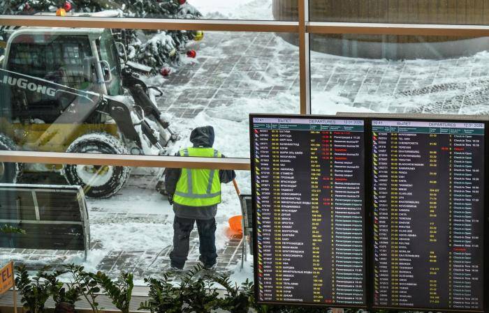 Информационное табло со списком рейсов, задержанных из-за сильного снегопада, в терминале аэропорта Домодедово