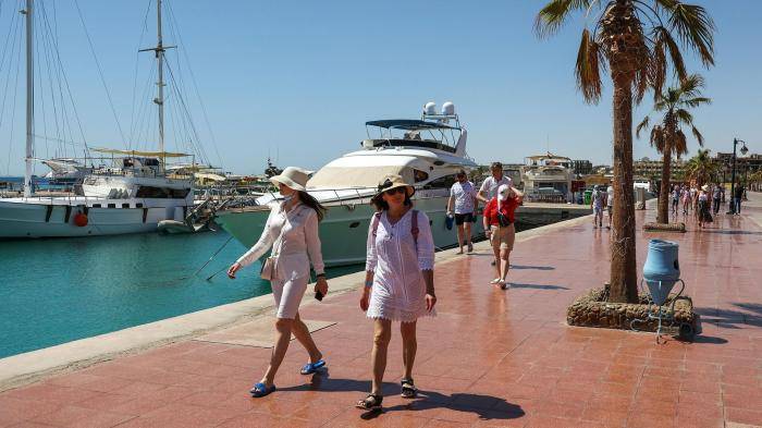 Туристы на причале в Хургаде