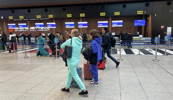 Туристы в аэропорту в Москве