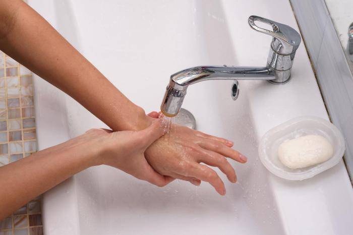 Охлаждение места ожога под красной с холодной водой