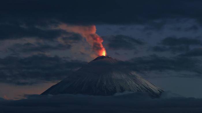 Извержение вулкана Ключевской на Камчатке