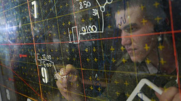 Военнослужащий в командном пункте центра боевого применения во время учений ПВО