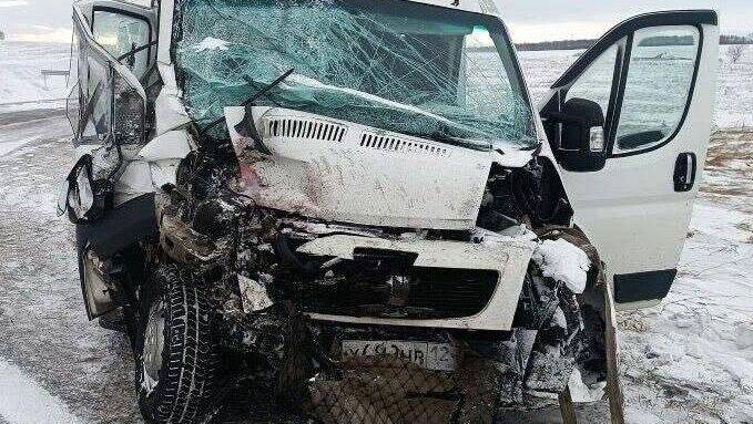 Последствия столкновения микроавтобуса и грузовика в Ужурском округе Красноярского края