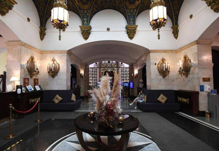 Первый вестибюль и зона ресепшен пятизвездочной гостиницы Хилтон Москва Ленинградская в Москве