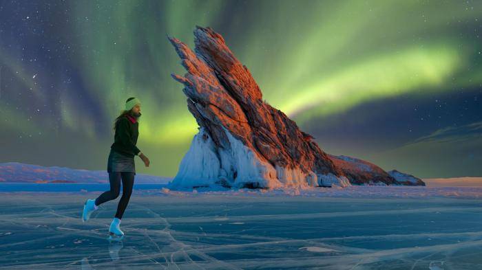 Девушка катается на коньках по озеру Байкал
