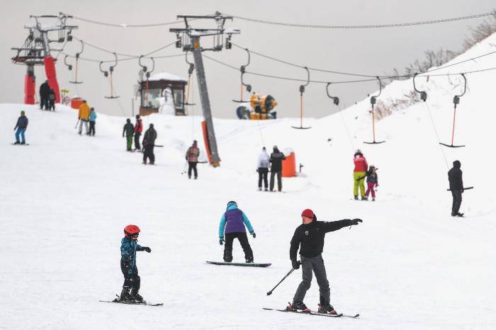 Посетители на склоне горнолыжного курорта Лисья гора в Московской области
