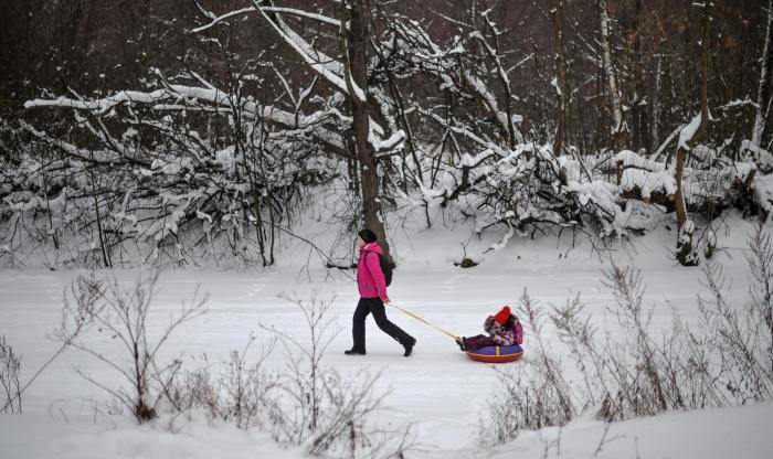 Женщина с ребенком гуляют в парке