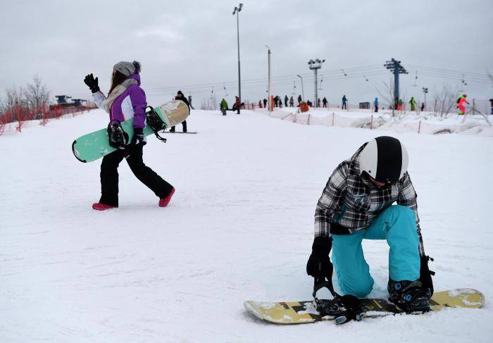 Сноубордисты на территории спортивного парка Волен в Московской области