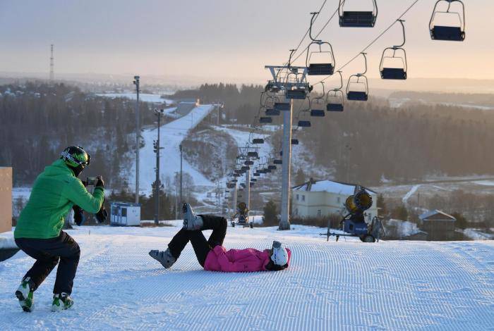 Отдыхающие на горнолыжном курорте Сорочаны в Московской области