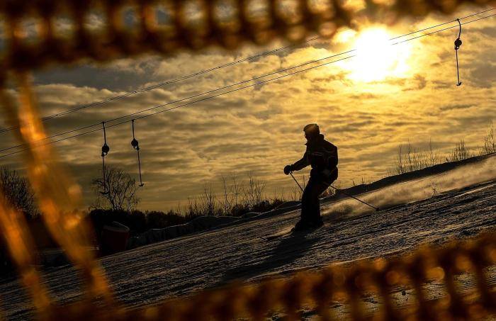 Лыжник на склоне горнолыжного курорта Лисья Гора в Московской области