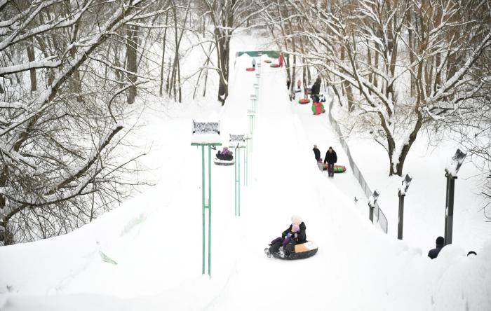 Горожане катаются на тюбингах в парке