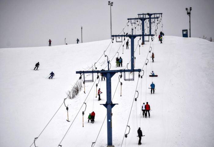 Отдыхающие катаются на горе в спортивном парке Волен (Яхрома) в Подмосковье