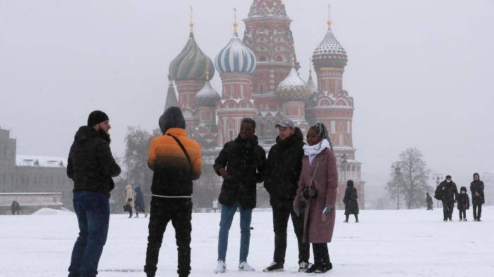 Иностранные туристы на Красной площади в Москве