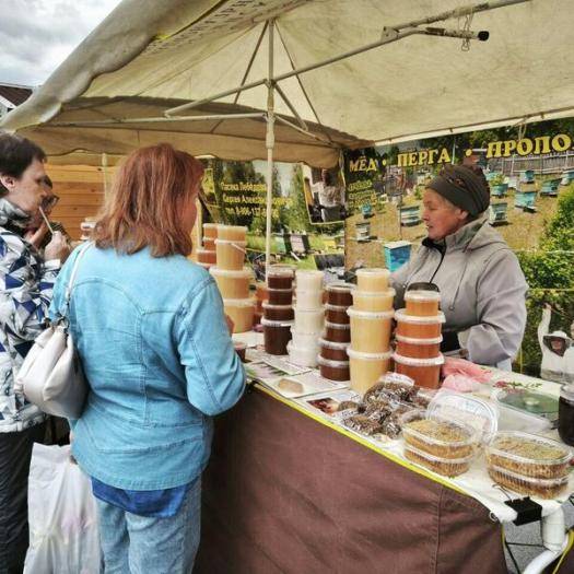 Йошкар-Ола. На ярмарке можно было купить мед и орехи