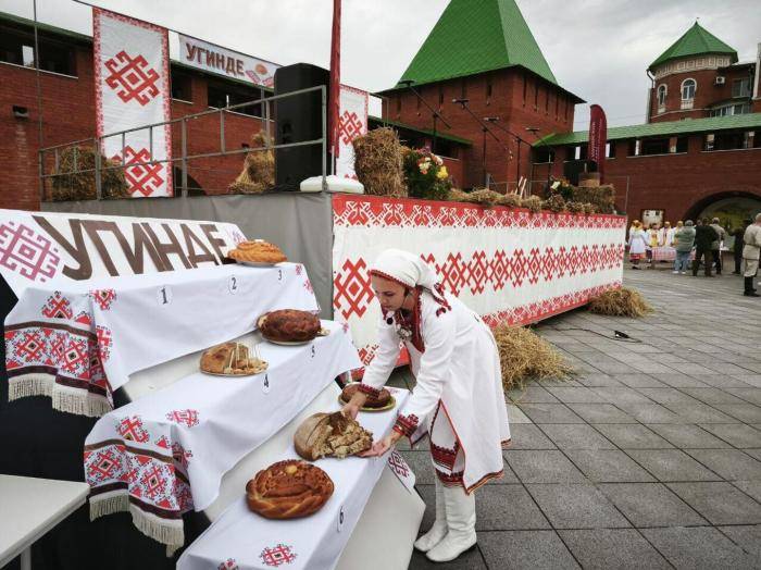 Йошкар-Ола. Участники представляют на суд гостей традиционные марийские блины на празднике Угинде