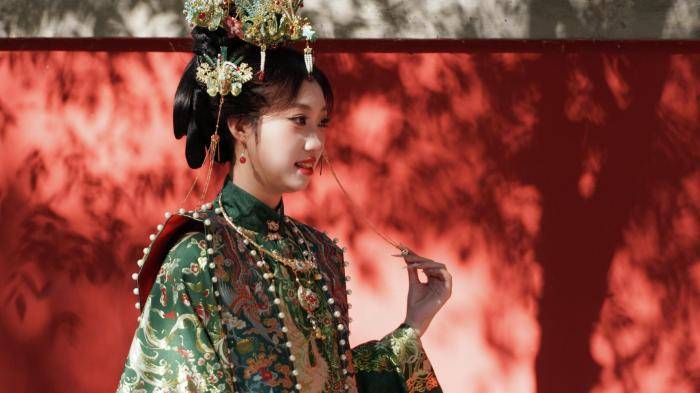 Девушка в национальном костюме на улице в Пекине