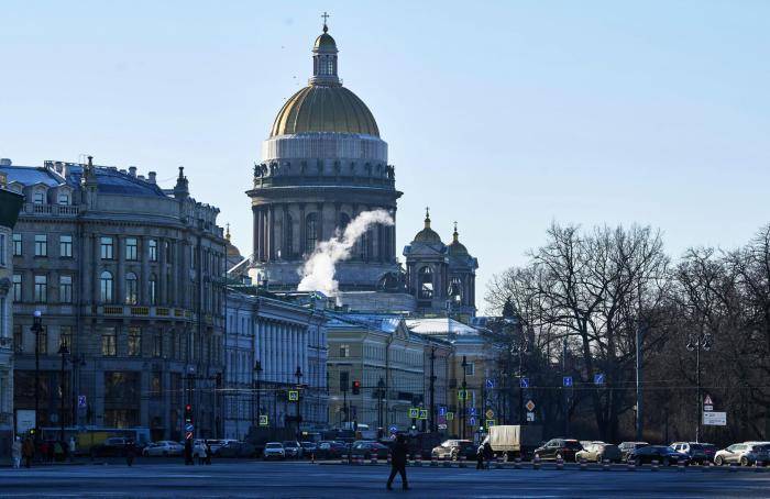 Вид на Исаакиевский собор с Дворцовой площади в Санкт-Петербурге