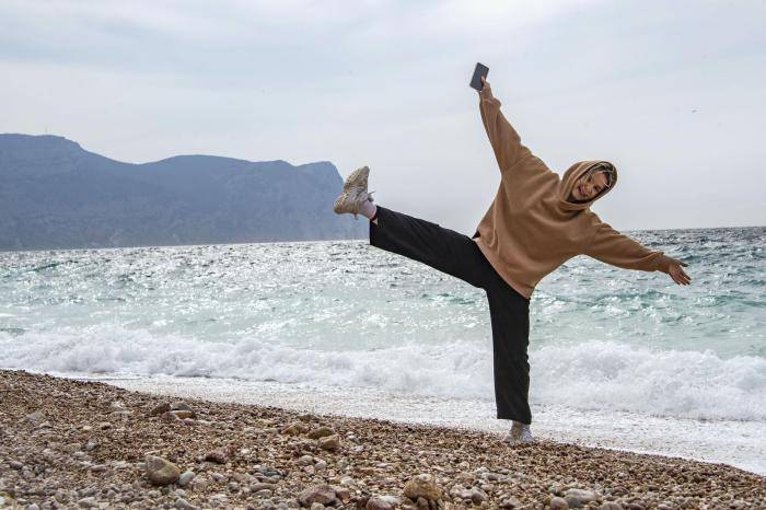 Девушка на пляже Васили в Балаклавском районе Крыма