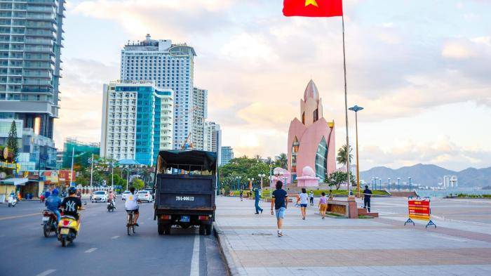 Набережная в курортном городе Нячанг во Вьетнаме
