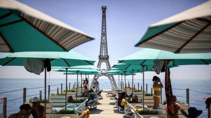 Отдыхающие на Массандровском пляже в Ялте