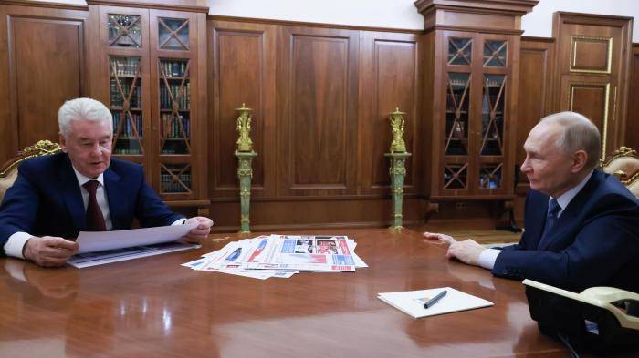 Президент России Владимир Путин и мэр Москвы Сергей Собянин во время встречи