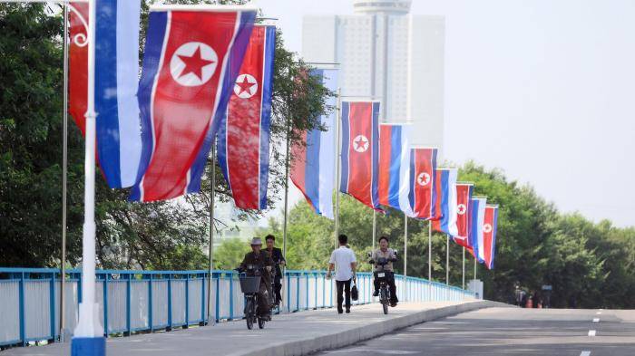 Флаги КНДР и России на улице в Пхеньяне