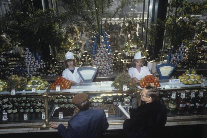 В отделе овощи-фрукты Гастронома № 1 (Елисеевский)