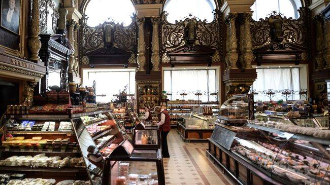 Торговый зал гастронома Елисеевский на Тверской улице в Москве